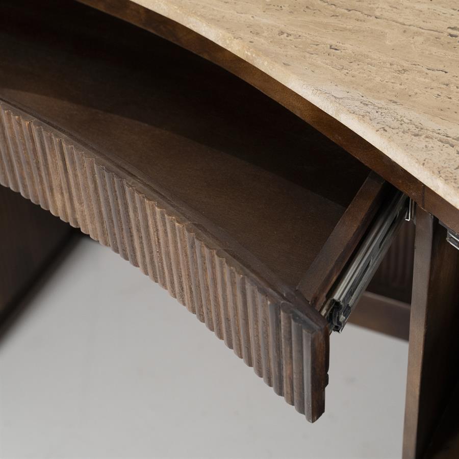 Desk Mari