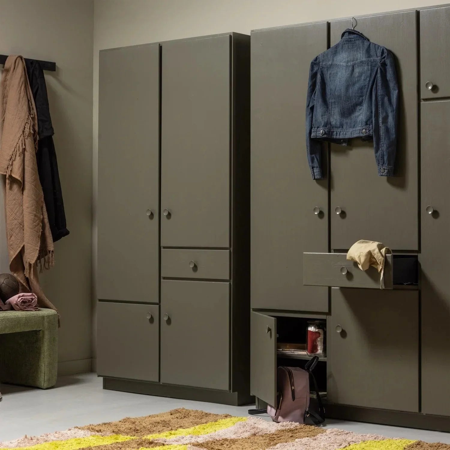 Alfie fa kabinet 107
