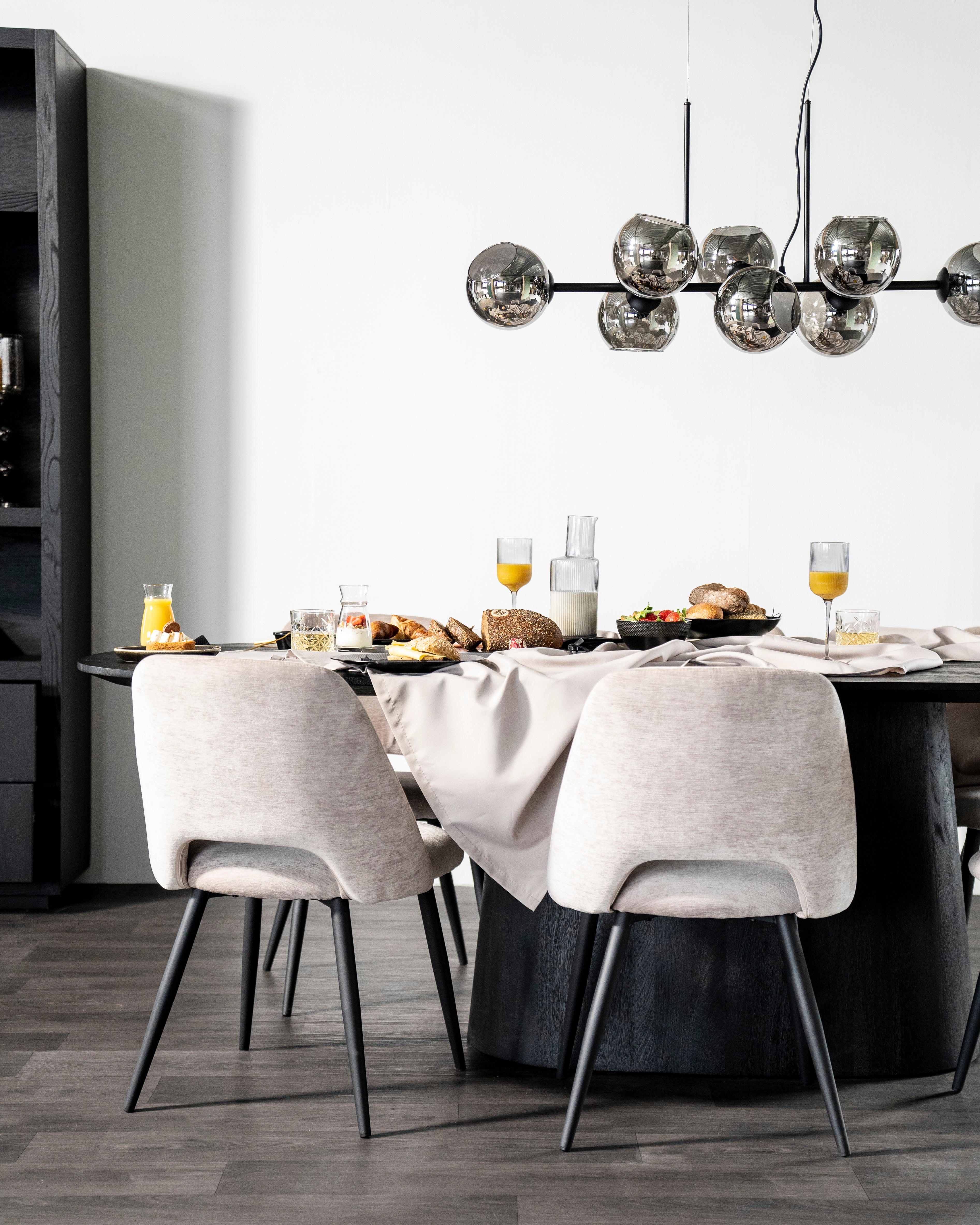 Esmee szék – Kifinomult design, gecoat fém vázzal