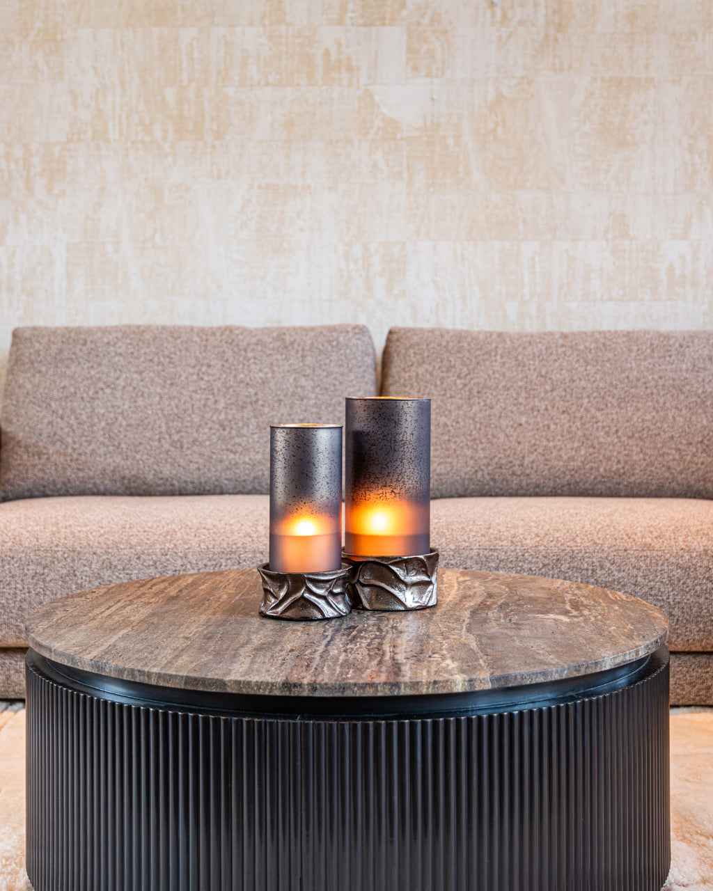 Russo dohányzóasztal – Travertin és sárgaréz elegancia